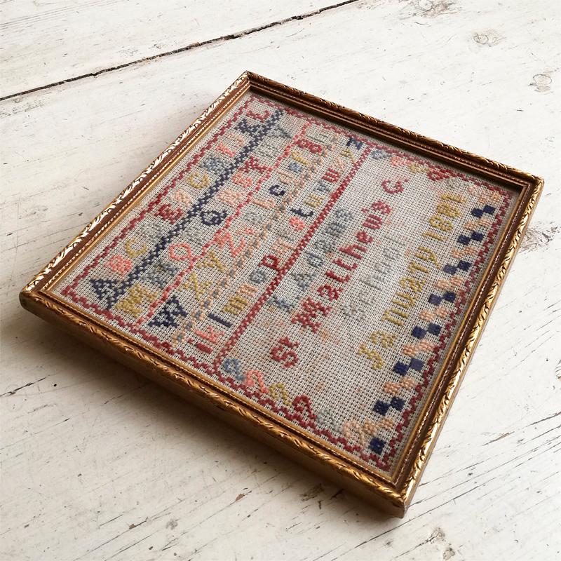 ヴィクトリアン 刺繍サンプラー Bootsフレーム 1881年 イギリス