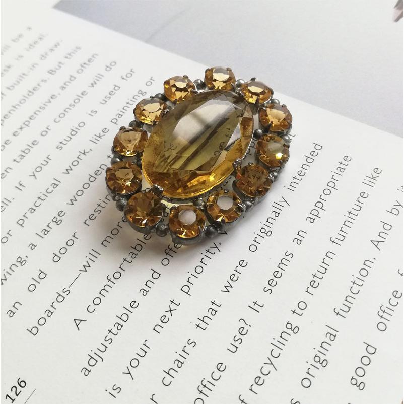 シトリンカラーグラス ブローチ イギリスアンティーク : BAU ANTIQUES