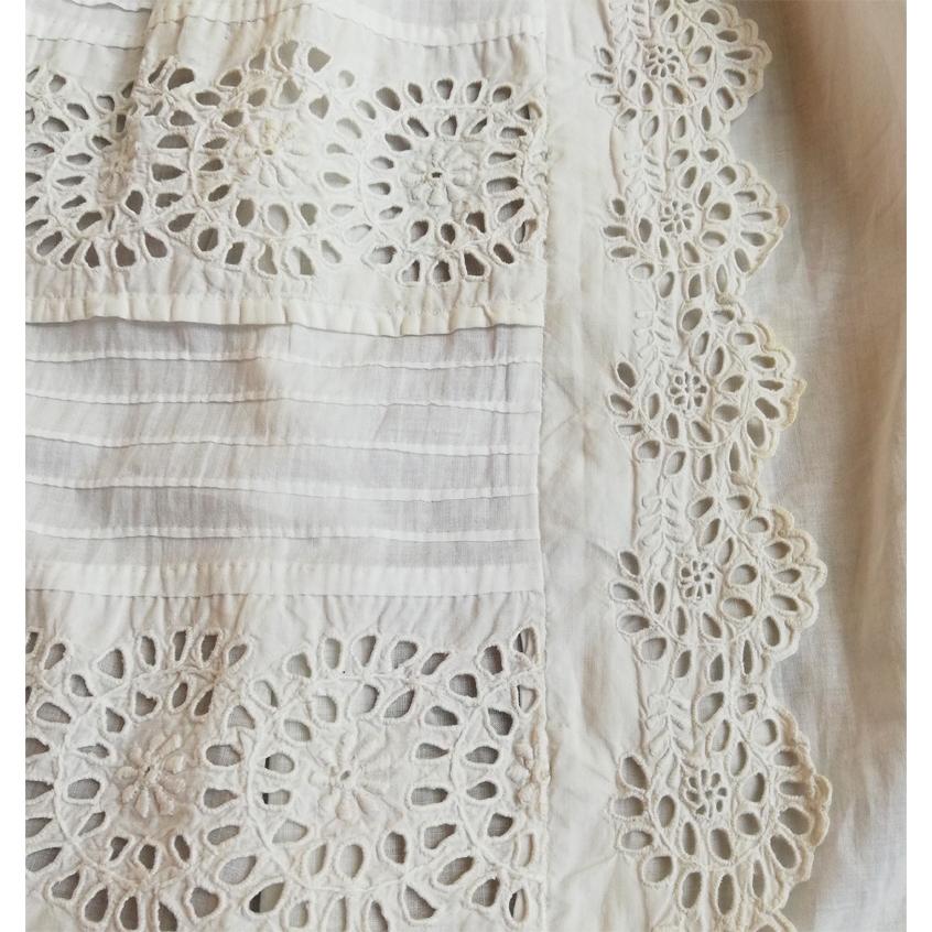 ホワイトワークとカットワーク ベビードレス イギリスアンティーク