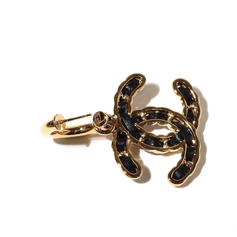 CHANEL（シャネル） ピアス フープ CCマーク メタル＆ラムスキン