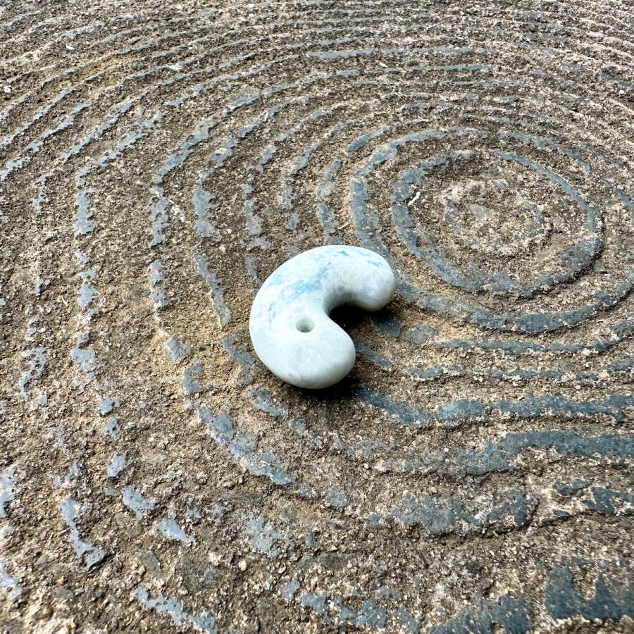 極希少 青色ヒスイ 糸魚川産コバルト翡翠 勾玉 手磨き : グッドリッチ