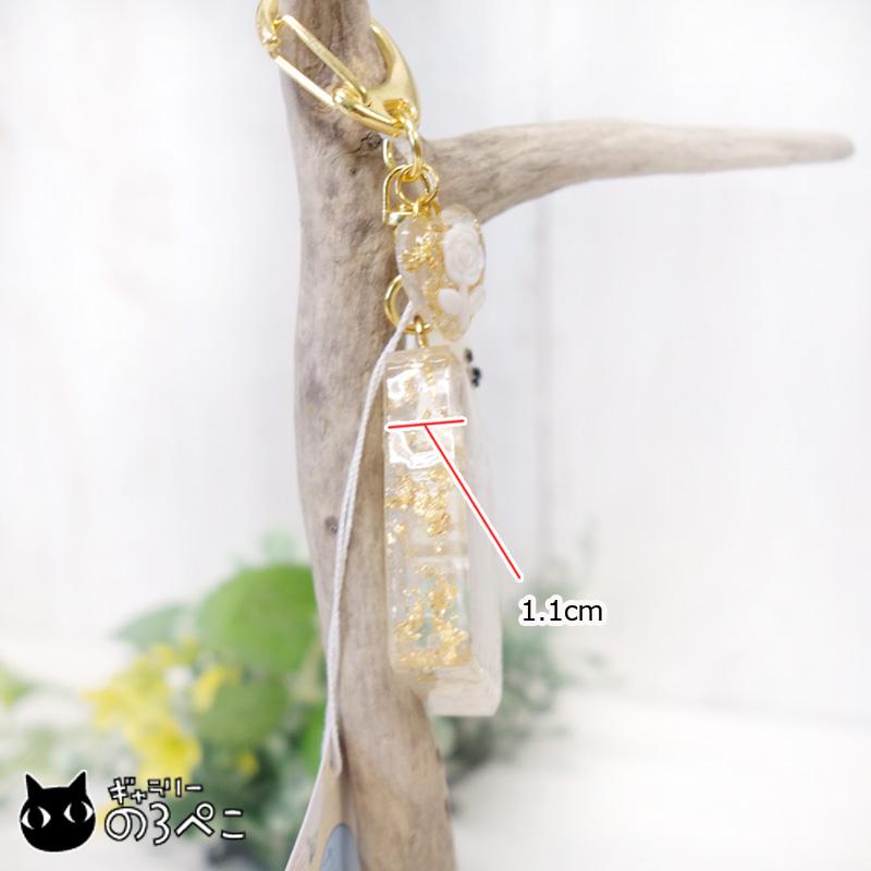 ネコちゃんチョコレートボックスのレジンキーホルダー(白猫ちゃんと