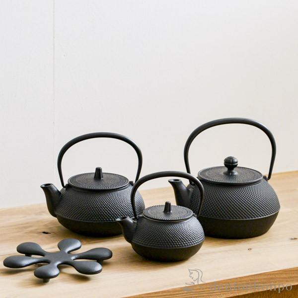 岩鋳（IWACHU） 鉄瓶 7型 特製アラレ紋 内面釜焼・外面黒焼付仕上げ IH