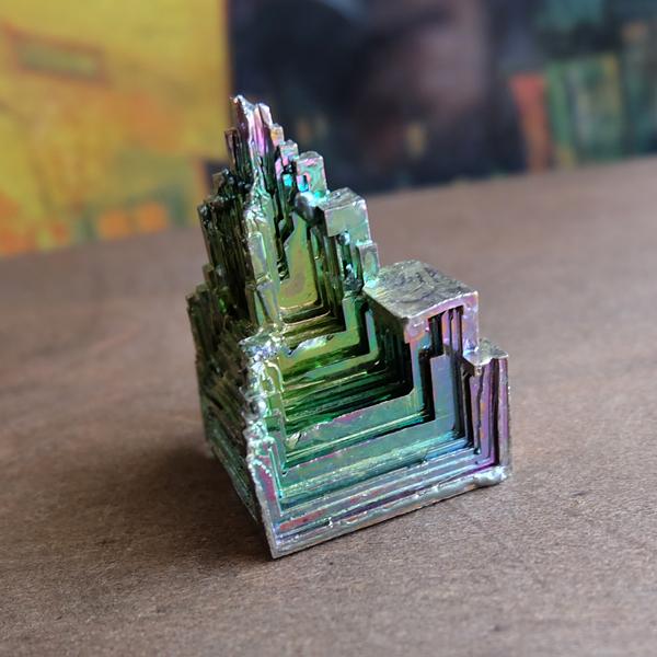 ビスマス人工結晶 虹色に輝く結晶 約48x32x31mm（g0041）鉱物・鉱石