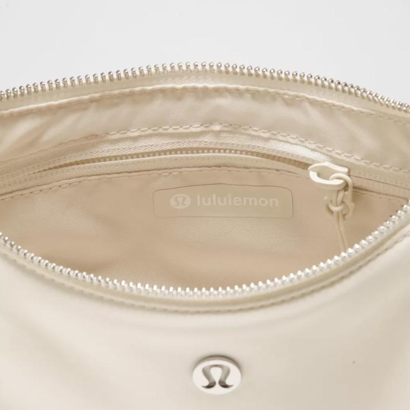 lululemon（ルルレモン） ショルダーバッグ City Essentials Small