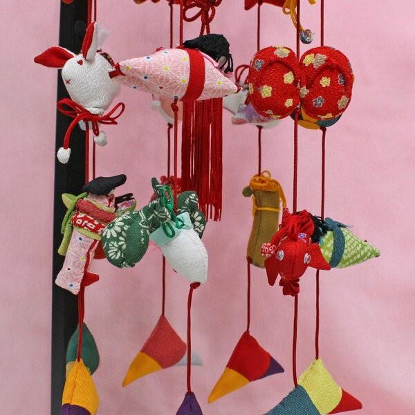 つるし雛 つるし飾り (下げ8連飾り7-5) 532 木製飾り台付 : 福和工芸