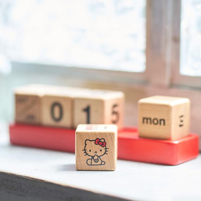 ハローキティ カレンダー レッド(万年カレンダー 木製 ウッド キューブ