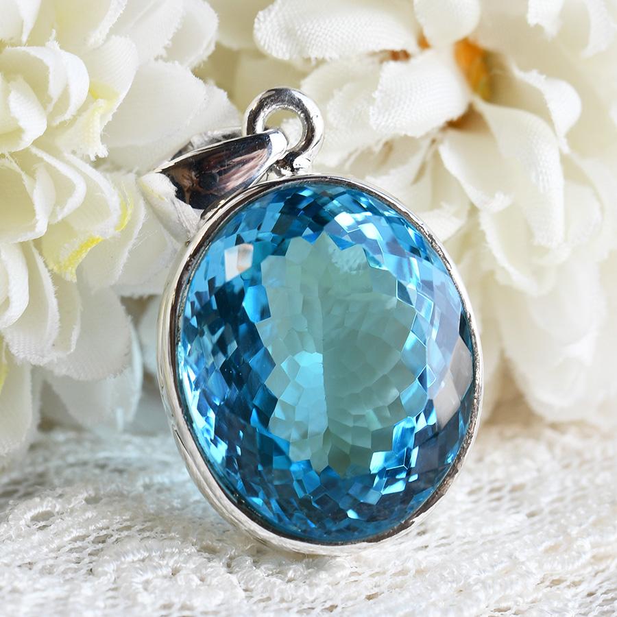 大粒 スイスブルートパーズ ペンダントトップ 深く美しい青が鮮烈に