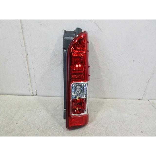 トヨタ ハイエース 200系 4/5/6型 寒冷地 純正 右テールランプ