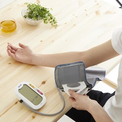 タニタ 上腕式デジタル血圧計 ホワイト BP-223-WH ( 1台 )/ タニタ