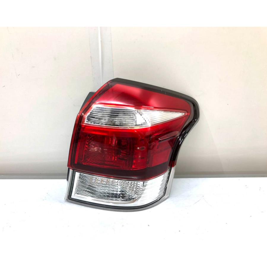 トヨタ カローラフィールダー NRE160G 後期 純正 テールランプ 右