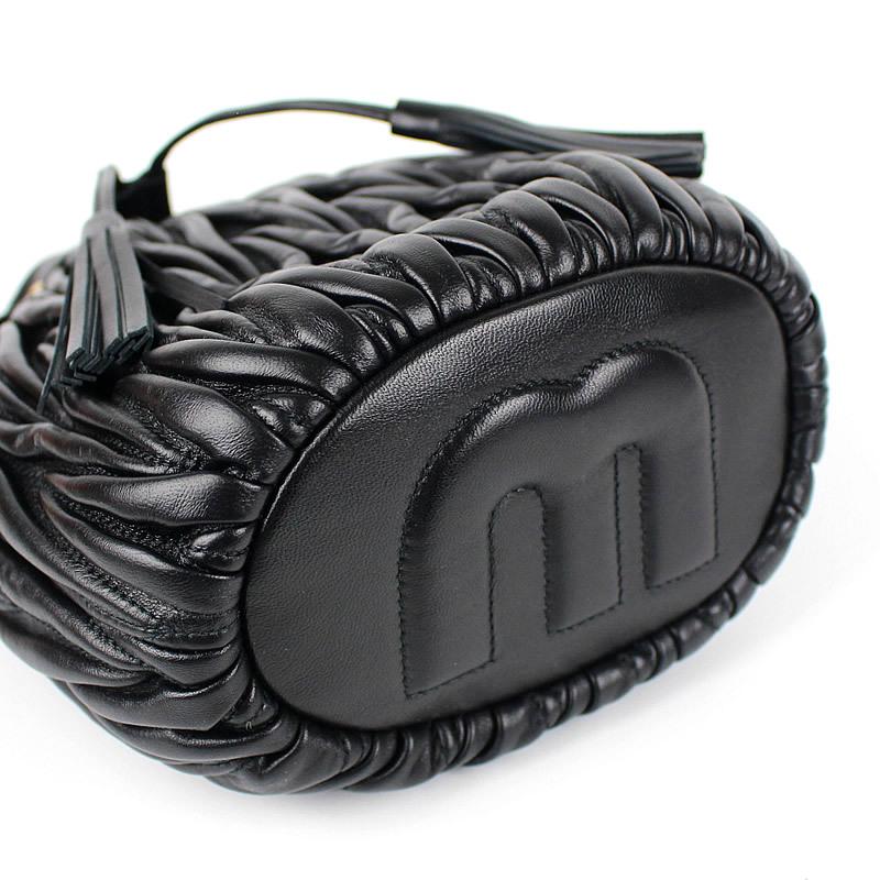 miu miu（ミュウミュウ） マテラッセ 巾着バッグ ショルダーバッグ 黒