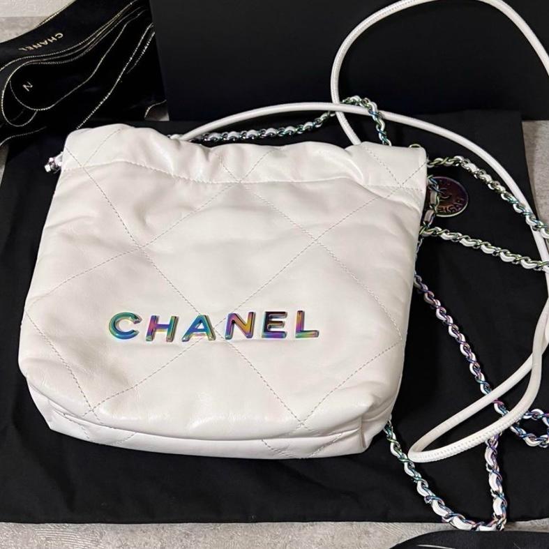 CHANEL（シャネル） 【美品】 CHANEL 22 ミニ ハンドバッグ レザー 白