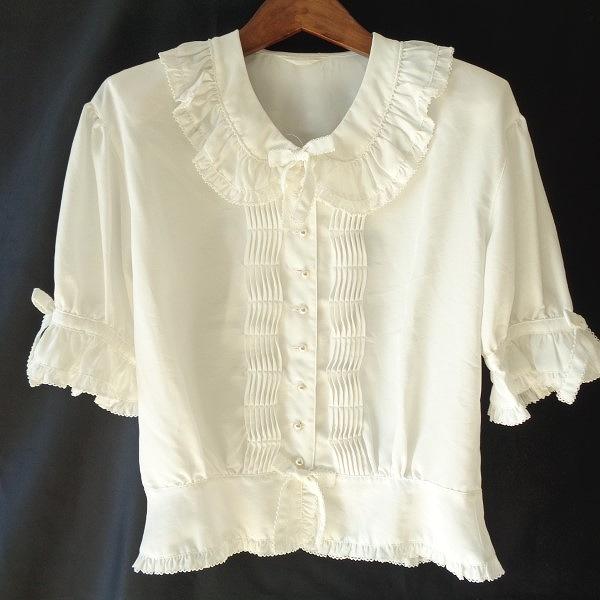 サブちゃん 新品INGEBORGインゲボルグ赤いフリル付き長袖ブラウス 工場