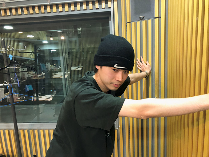 菅田将暉の私服 黒の大きめTシャツに、黒のニット帽を合わせた