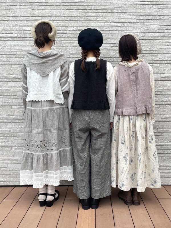 立川店/EC限定】リネンノースリレースブラウス（オフホワイト/ブラック