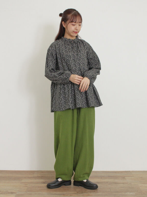 セール】 花柄フリルカラーブラウス（オフホワイト/ブラック/ブルー