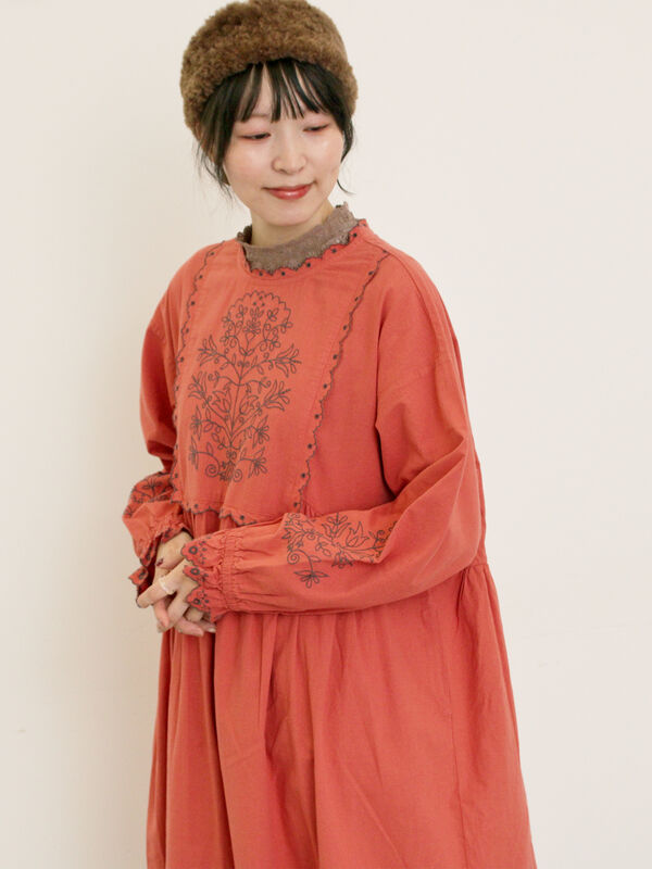 セール】 【S/Mサイズ】配色刺繍ワンピース（グレー/ブラック/レッド