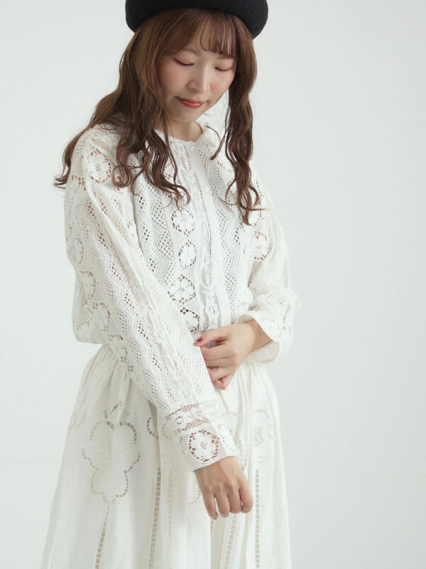 セール】 レースパッチワークセーラー襟ブラウス（オフホワイト
