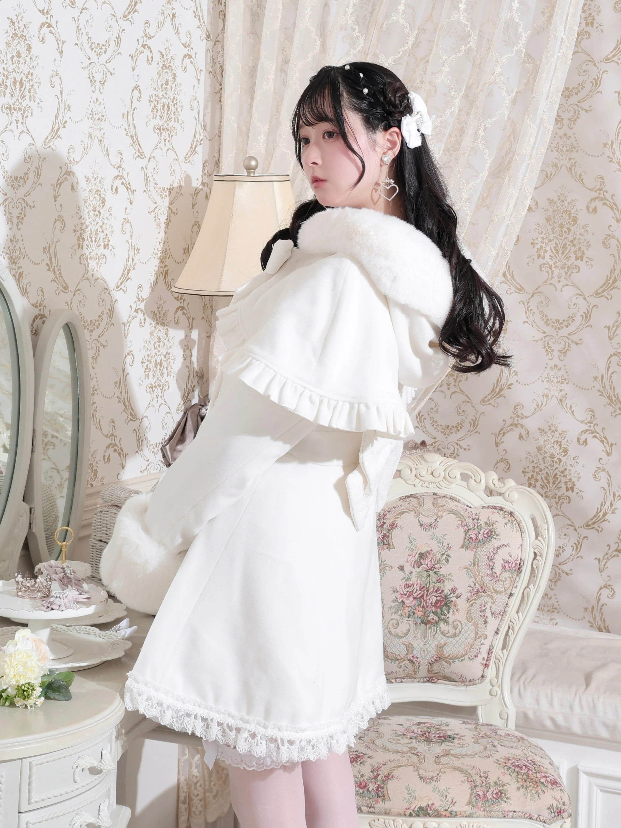 ケープフリルドーリーフレアコート（コート｜オフホワイト・ピンク・黒