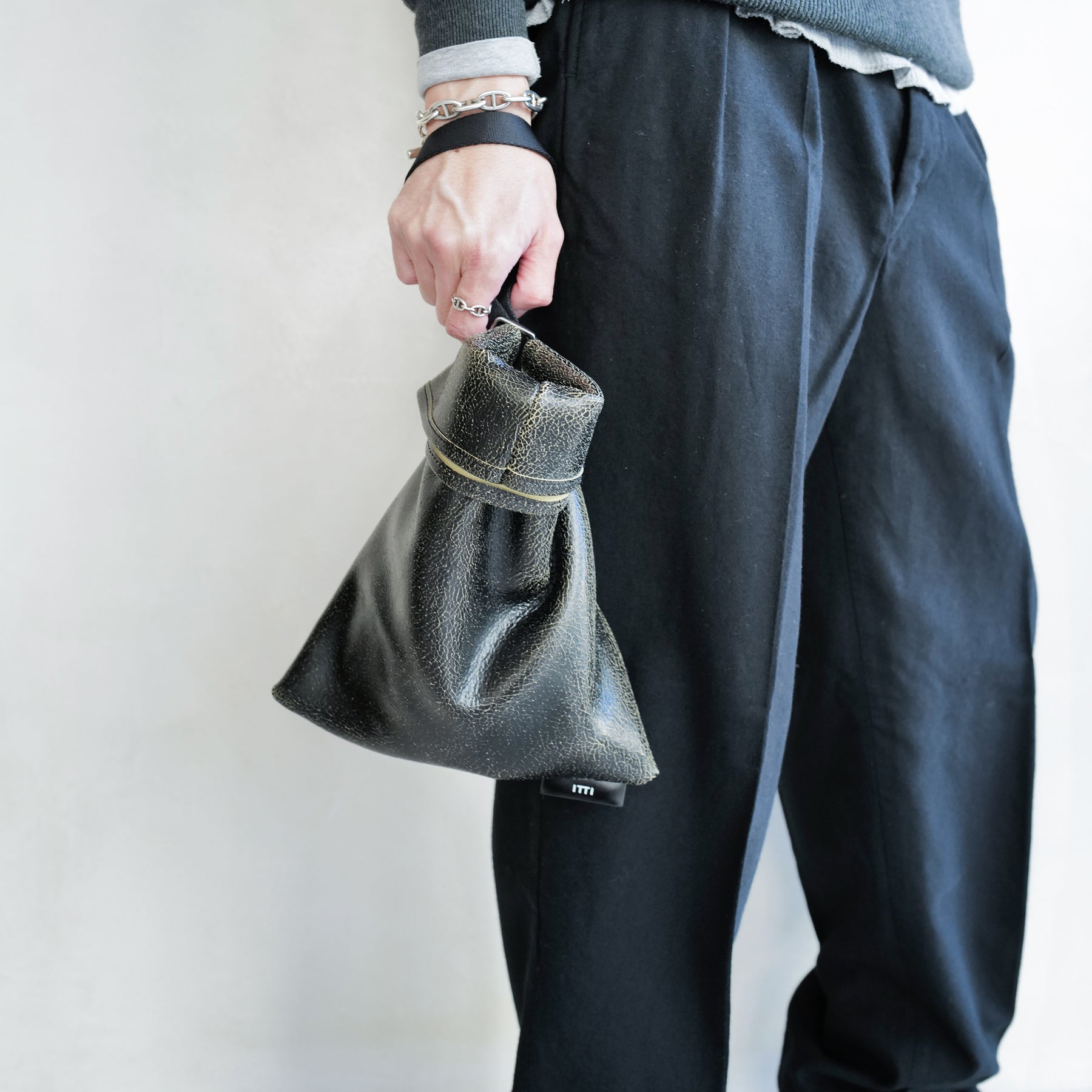 ANNIE RICE BAG iii / CRACK｜ヒビ加工 アップサイクル レザー 巾着