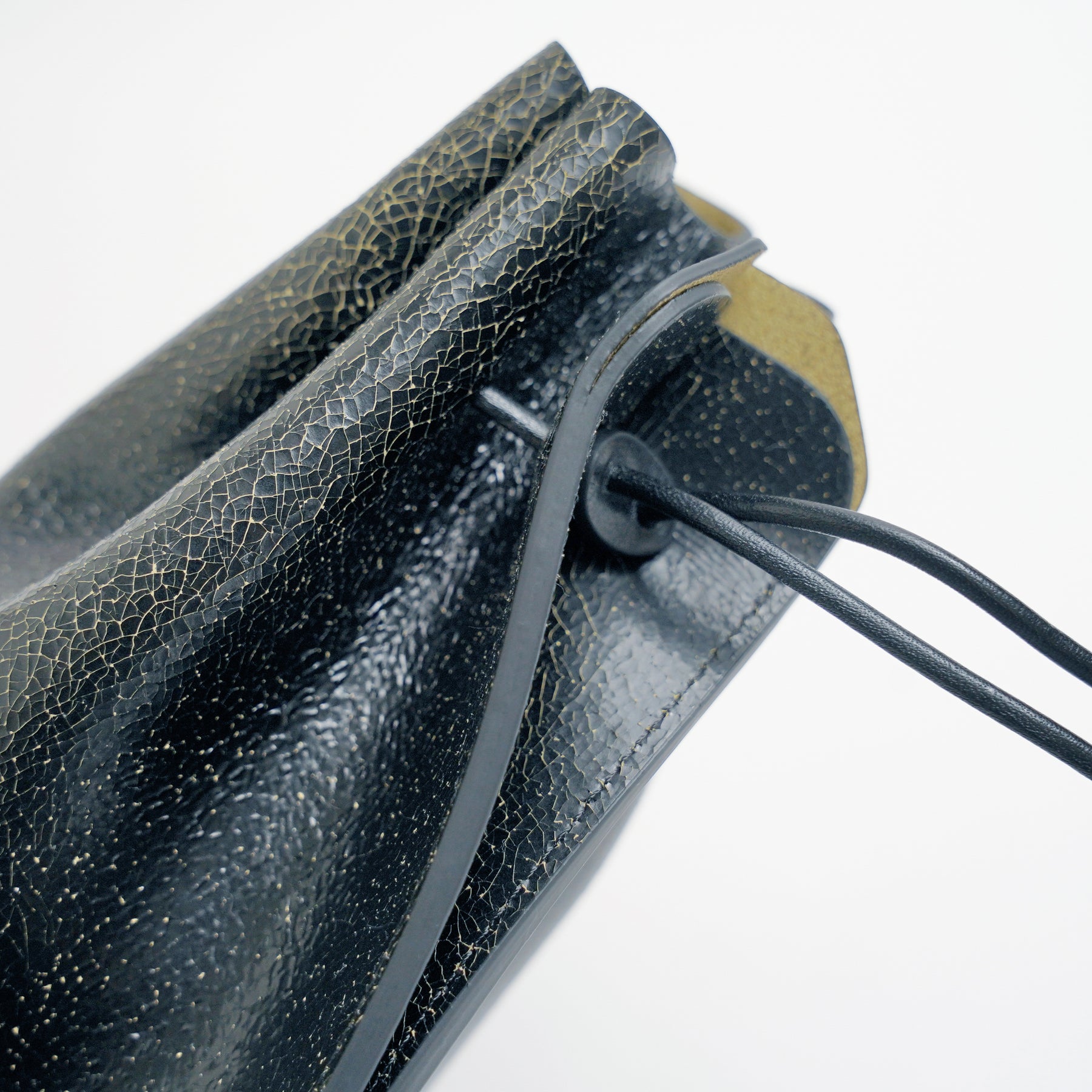 HERRIE KINCHAKU POUCH - PM / CRACK｜ひび割れレザーの巾着ポーチ