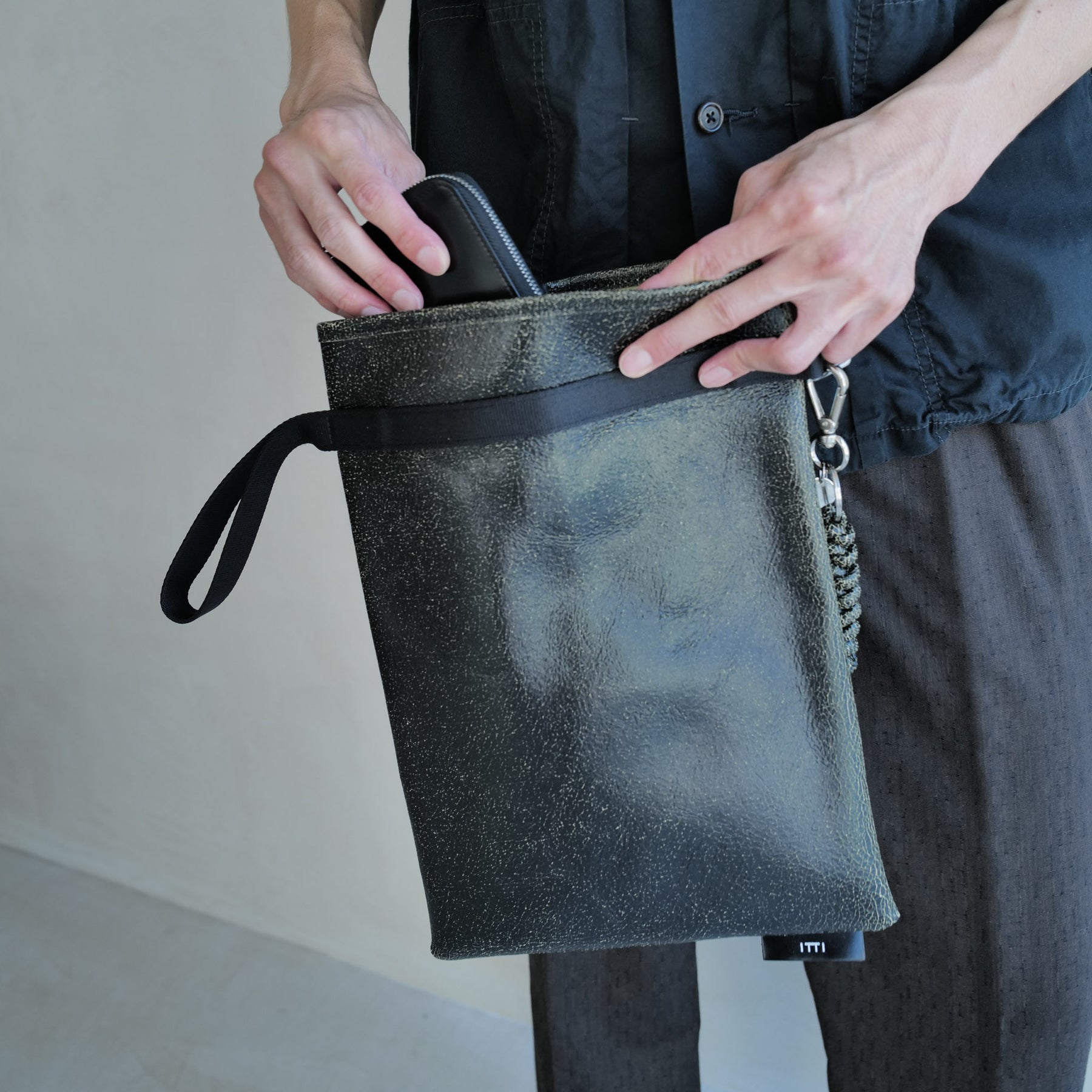 ANNIE RICE BAG iii / CRACK｜ヒビ加工 アップサイクル レザー 巾着