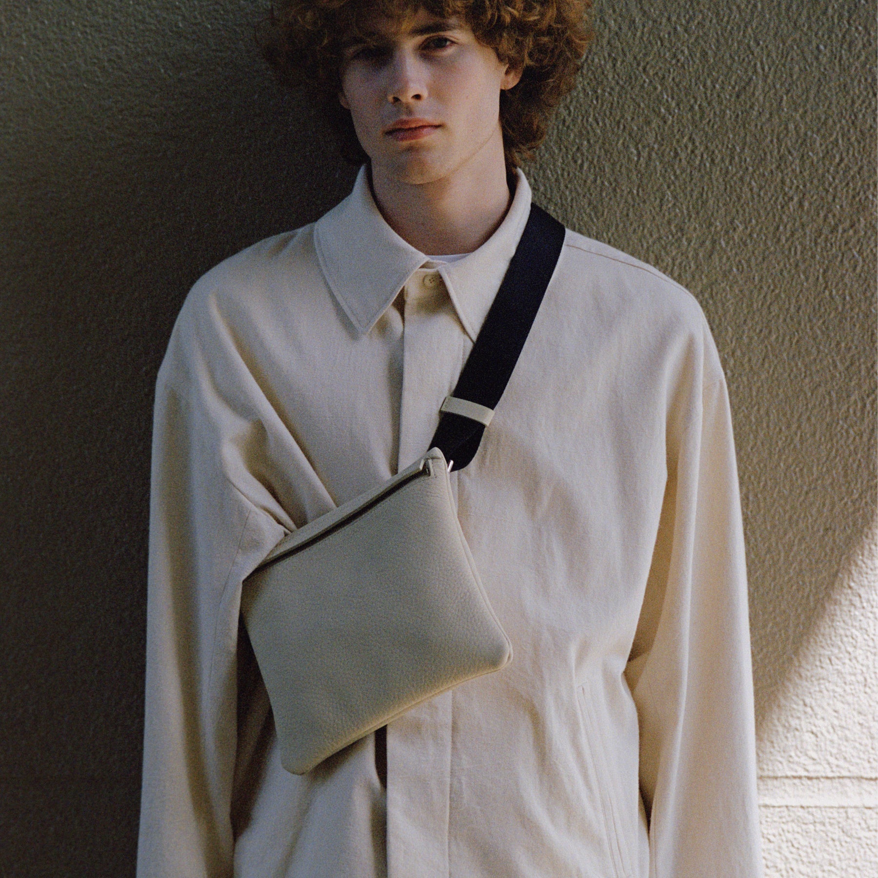 CELLIE SACOCHE - PM / DIPLO SKY｜スリムな本革サコッシュ メンズ