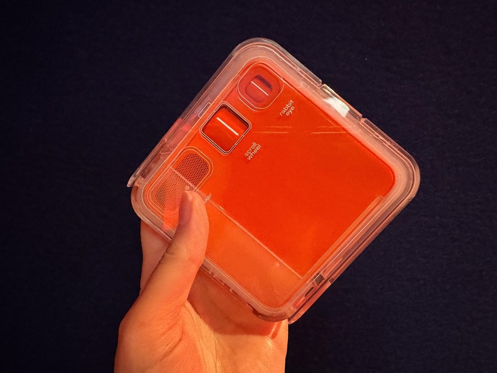 注目のAIデバイス「rabbit r1」をさっそく入手--箱の中身は？ - CNET Japan