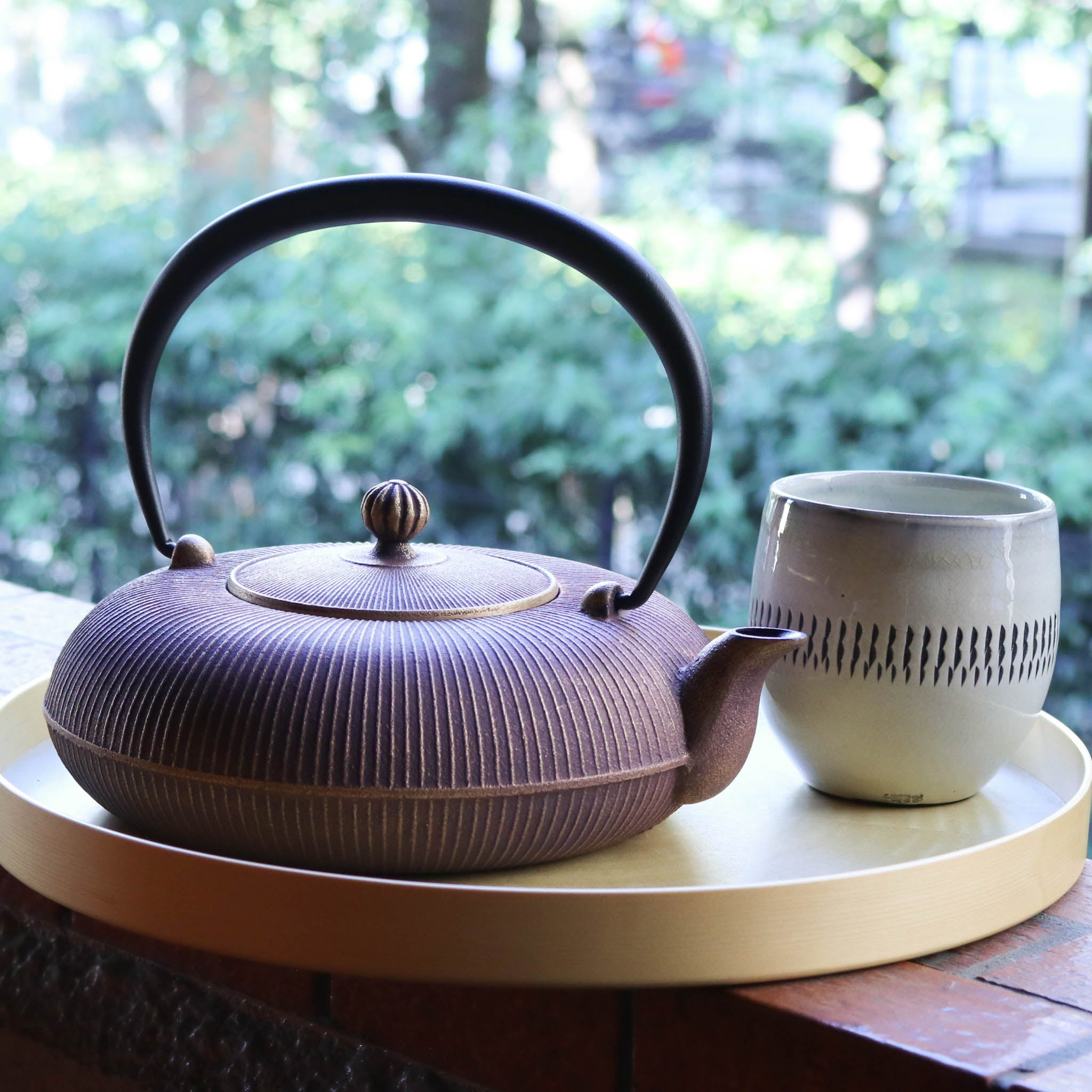 及富｜岩手・水沢の南部鉄器・鉄瓶／質実剛健の老舗 – 日本工芸堂