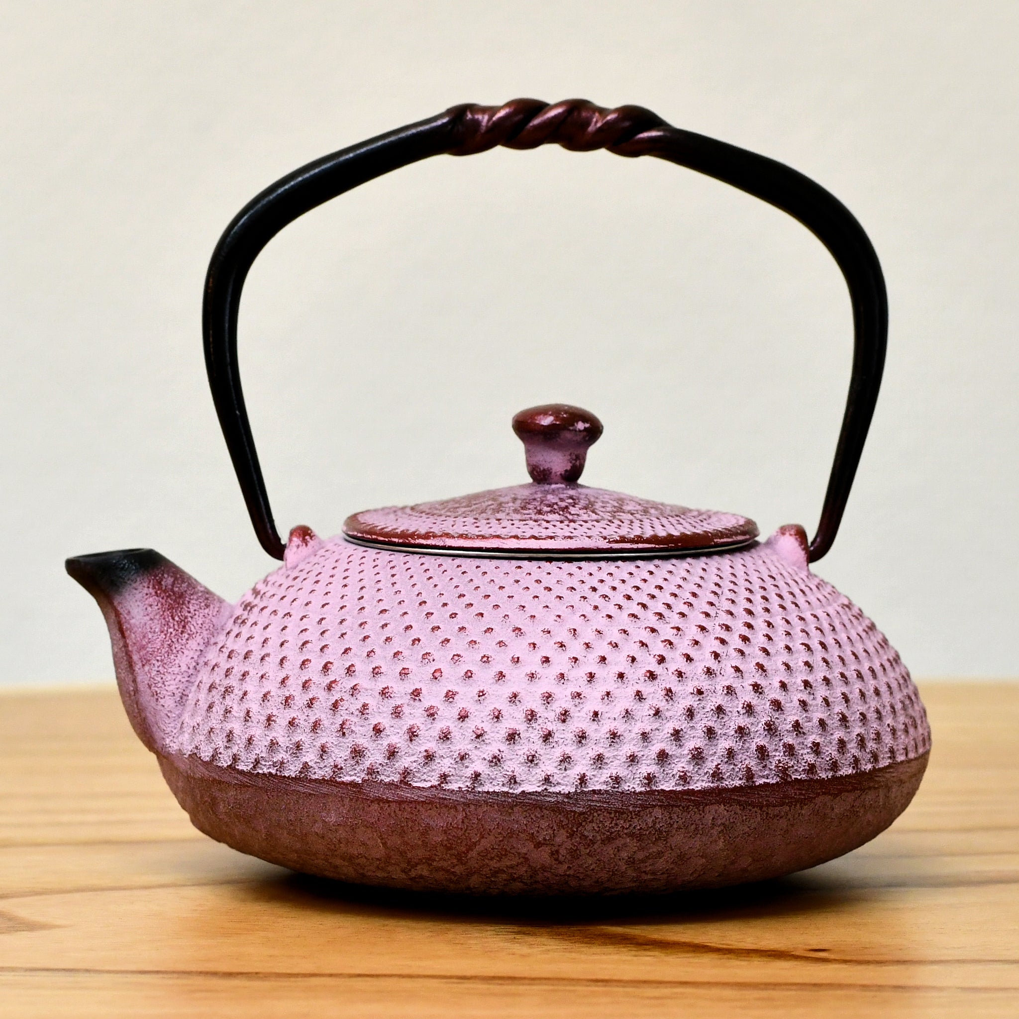 花模様 鋳鉄製鉄瓶 中型 花模様 鋳鉄製鉄瓶 中型 南部鉄器 - 南部鉄器