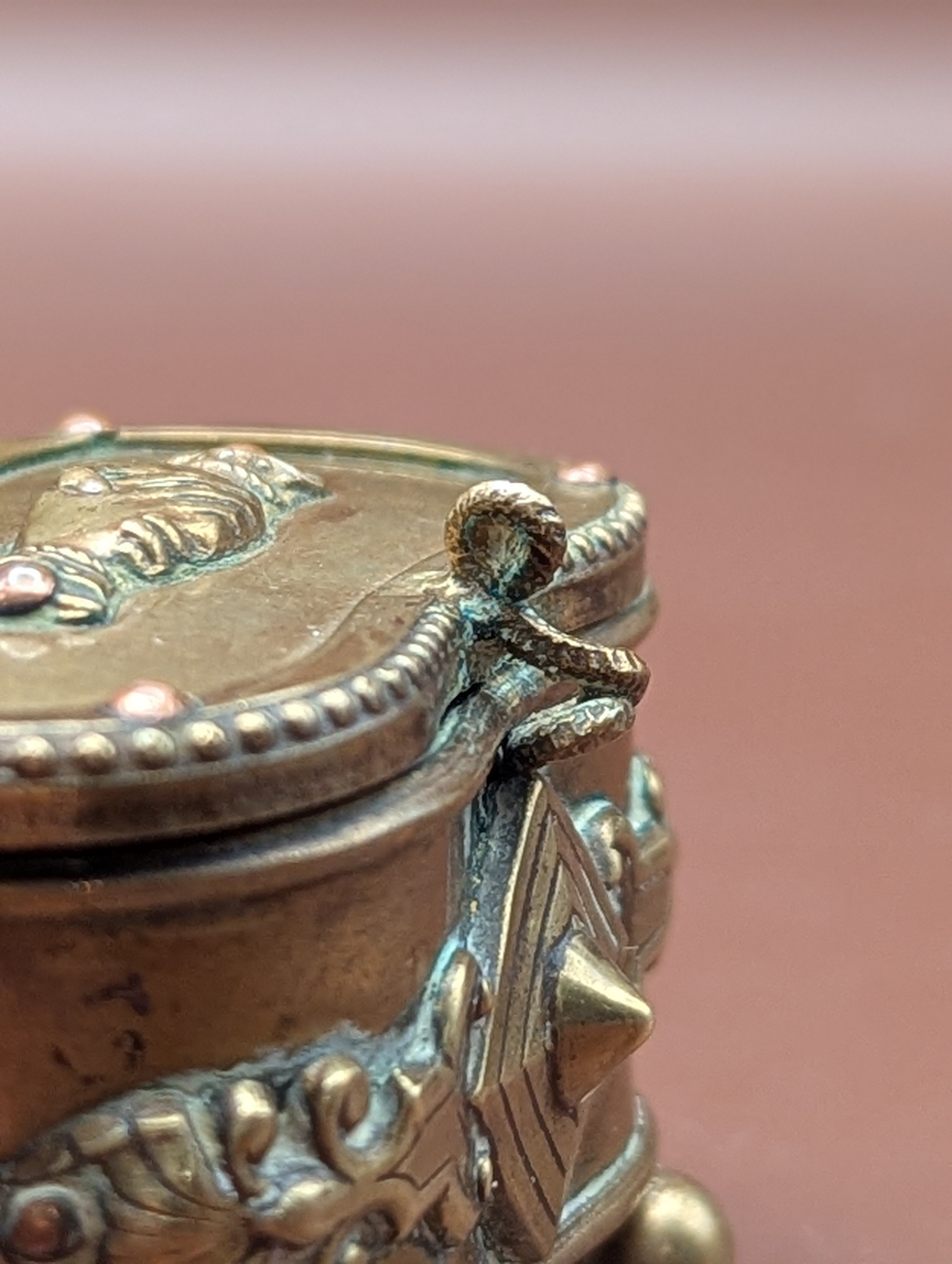 フランス製アンティーク 真鍮小物入れ | 19世紀末・握手モチーフ浮彫