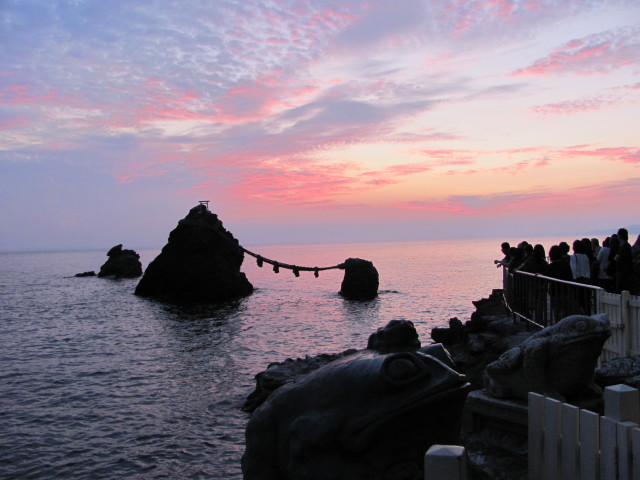 夫婦岩の「日の出」。リ、リベンジ成功、富士山？ – 神宮巡々