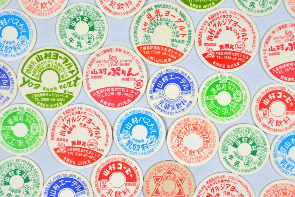令和に10万枚の売り上げ！ レトロかわいい『牛乳瓶のフタ』の歴史 紙製