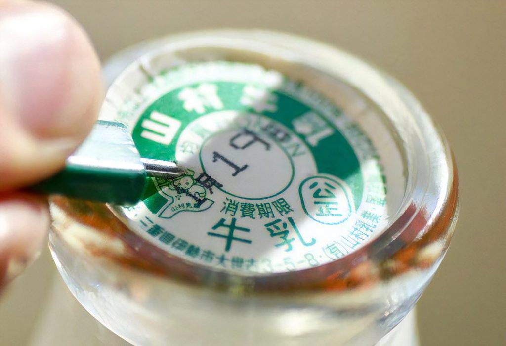 令和に10万枚の売り上げ！ レトロかわいい『牛乳瓶のフタ』の歴史 紙製