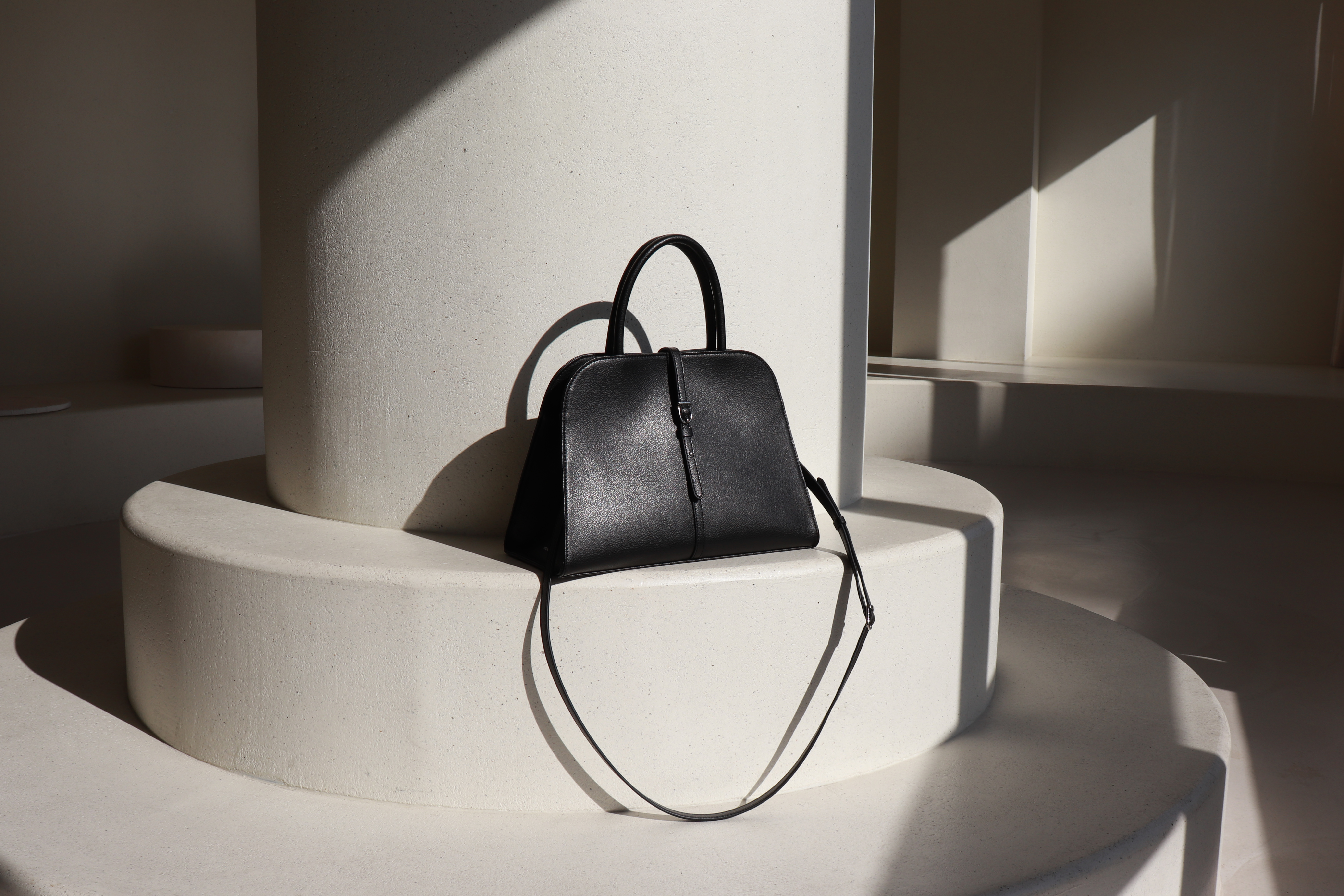 MONOROWのシックなANGLE BLACKバッグ