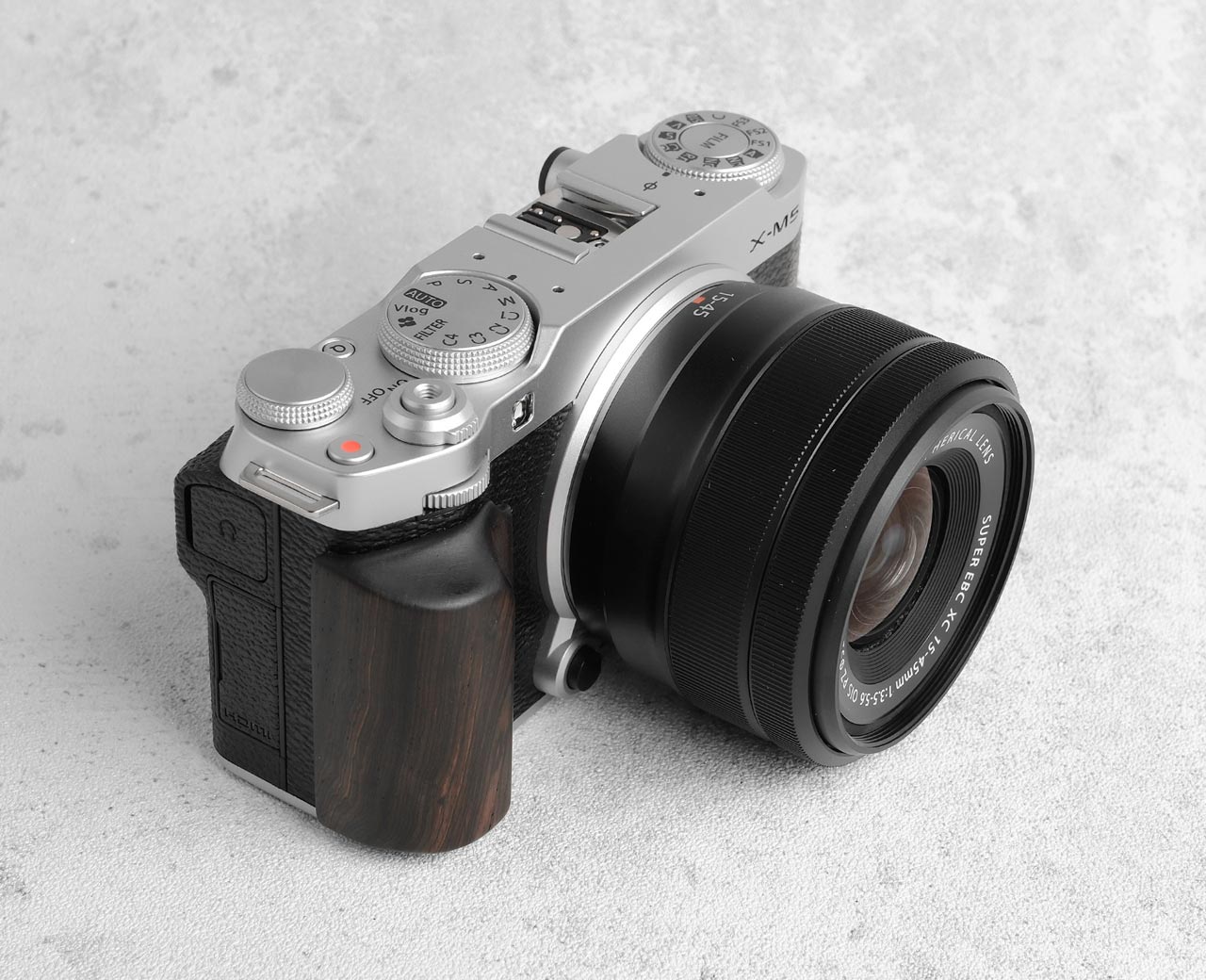 焦点工房、SHOTENから富士フイルムX-M5用カメラグリップ発売。天然木