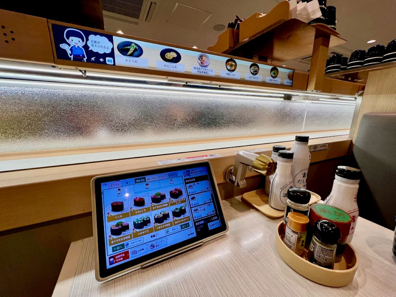 寿司が流れる回転寿司サイネージのセレンディピティなメディア特性