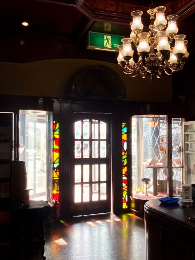 和歌山『珈琲館 ガス燈』ステンドグラスに囲まれたノスタルジーな空間