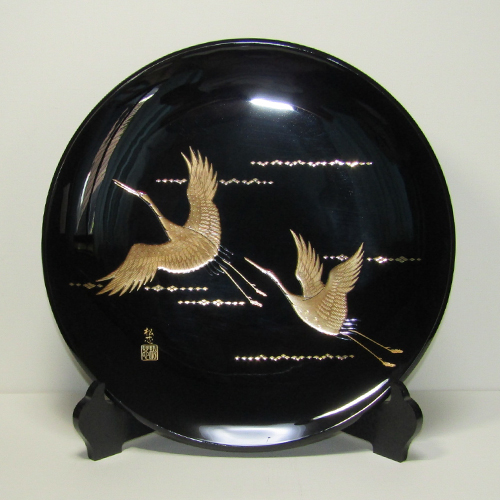 輪島塗 飾り皿 -飛び鶴の高蒔絵仕上げ- [内外面とも黒色] 切り金入り
