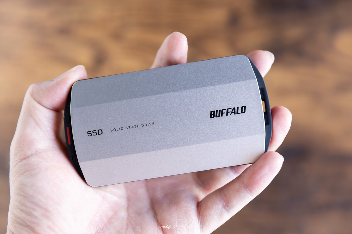 バッファロー】外付けSSD(2TB)をレビュー！小型SSDでRAWデータを管理する！