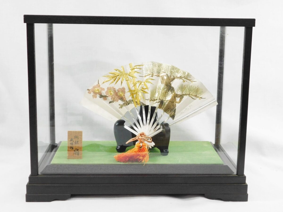 中古 武峰作 純銀 扇 松竹梅 ガラスケース 金属工芸 置物 オブジェ