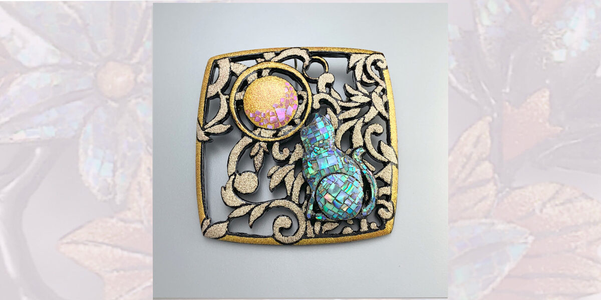 漆 螺鈿 猫ブローチ 四角 蔦透かし彫り 純金蒔絵 銀蒔絵｜作品紹介