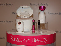 パナソニック、温冷エステで本格ケアができるスチーマー「ナノケア