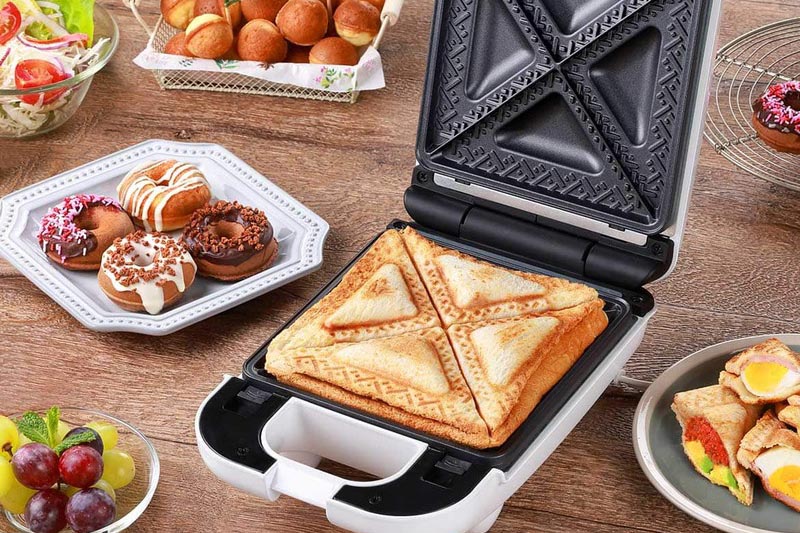 4等分できるホットサンドメーカー。食パン2枚は多すぎる人にも - 家電