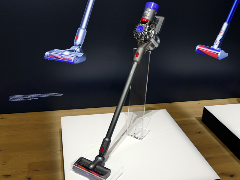 ダイソン、パイプが短く本体2.2kgのスリムなコードレスクリーナー「V7