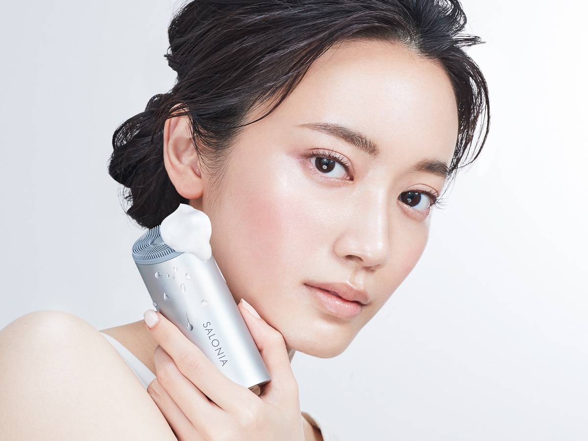 サロニア、こすらない洗顔ブラシ。イオンと音波振動で毛穴汚れ落とす