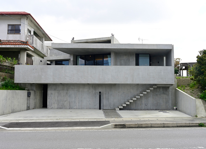 洗練漂う立体的な外観プロポーション。内と外で印象が異なる 打ち放し