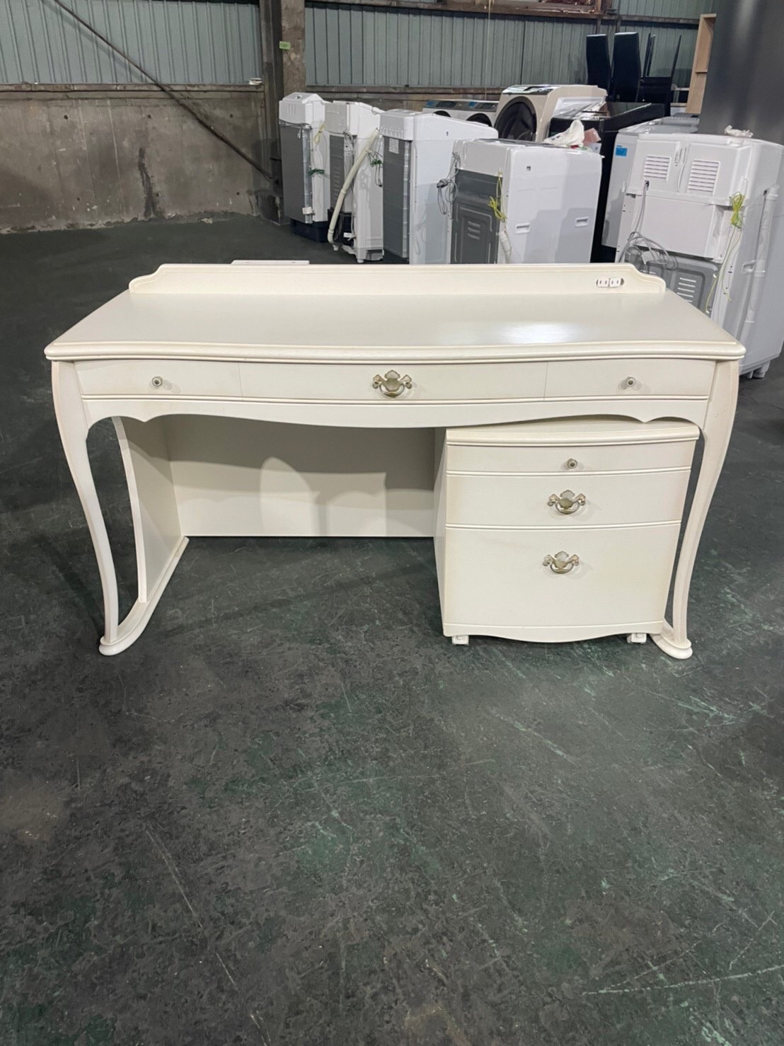 芦屋市のお客様より、松永工房・カンティーニュのチェストとデスクをお