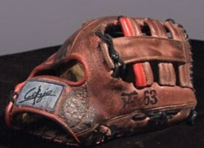 ボロボロに破けた新庄剛志選手の野球グローブ ｜ 古着屋ガレージセール